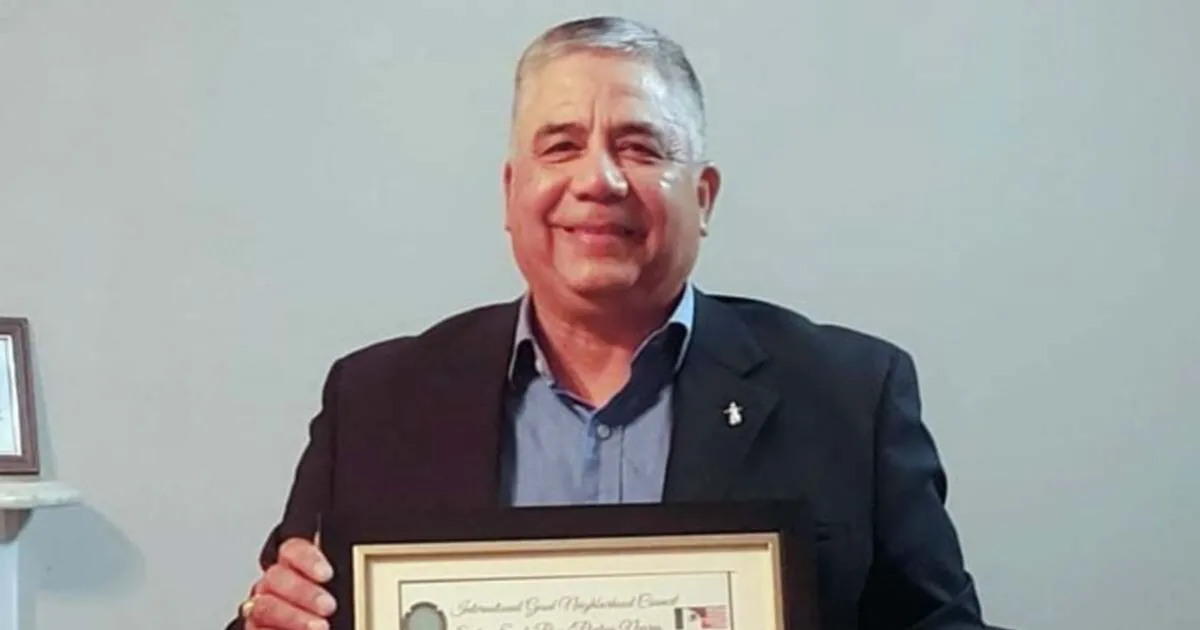 Para recibir votos y ganar el título de Mister Amigo se tienen que hacer obras por la comunidad de manera altruista por lo que a los candidatos se les informa del compromiso que conlleva portar este título