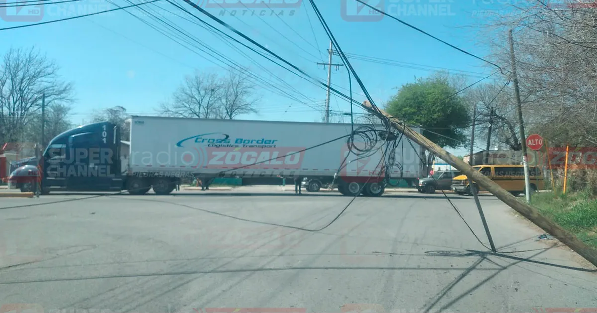 Deja tráiler sin teléfono e internet a colonia en PN