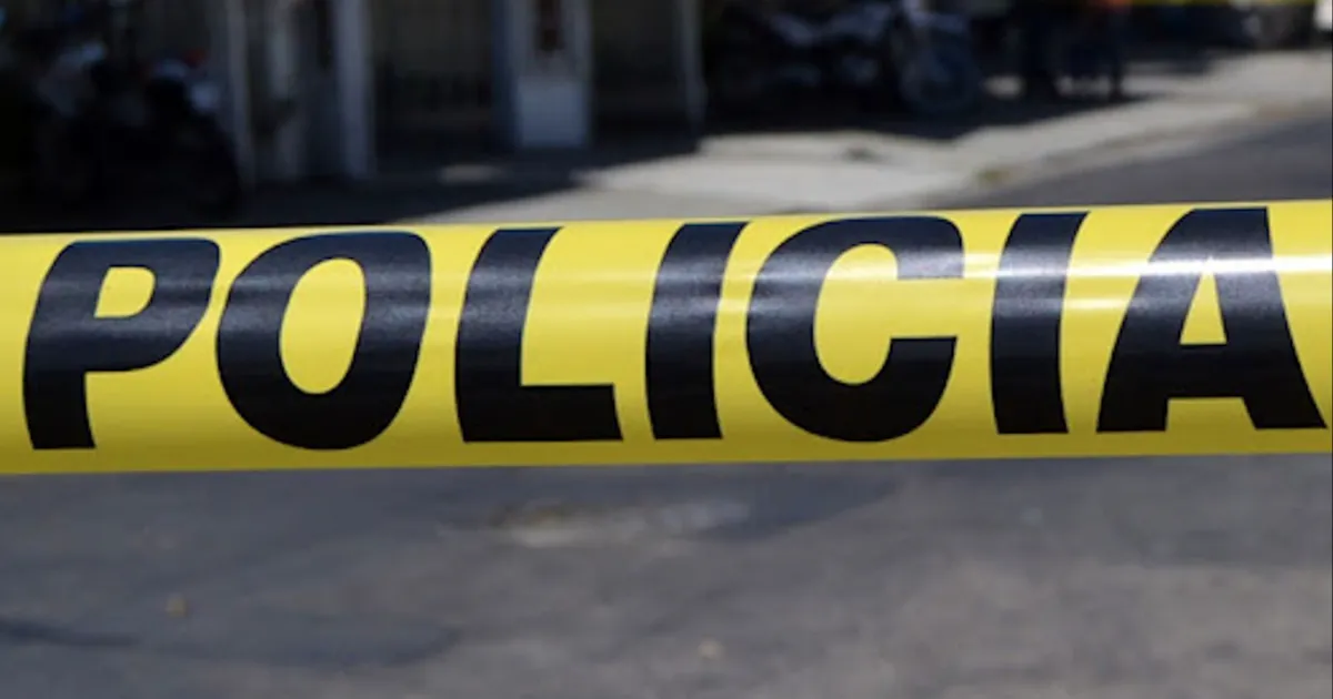 Le lanzan botellazo y lesionan en la cara