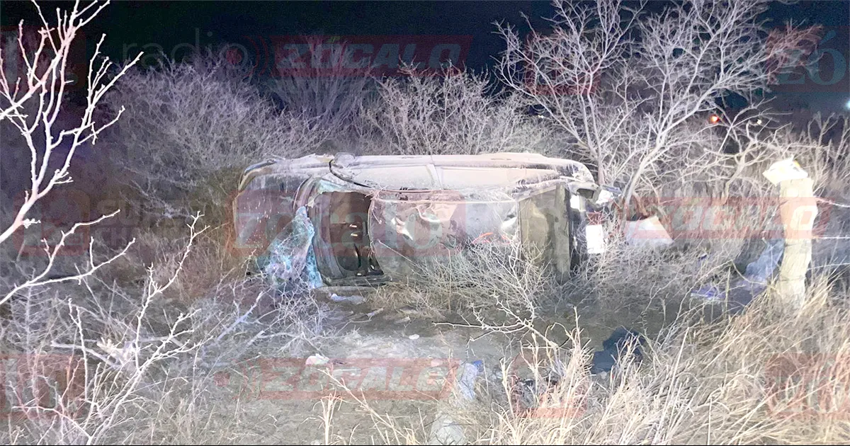 Dos hombres sufren volcadura en carretera 29