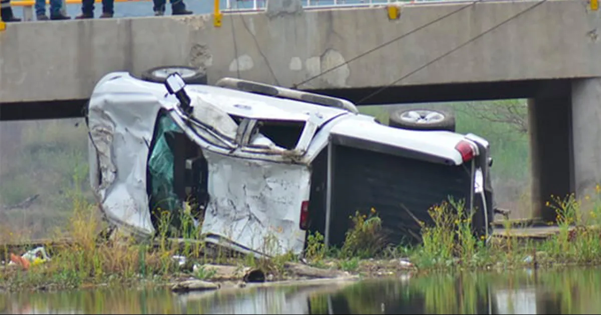 Vuelcan jóvenes en Sabinas y caen en arroyo