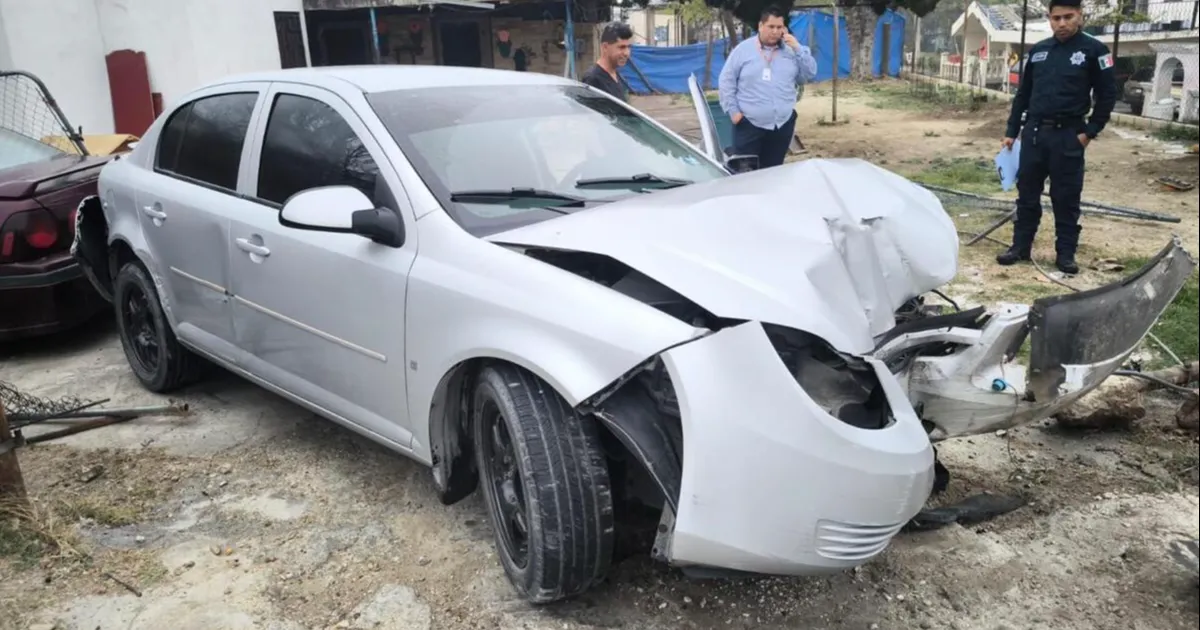 Destroza con su auto barda de vivienda en Acuña