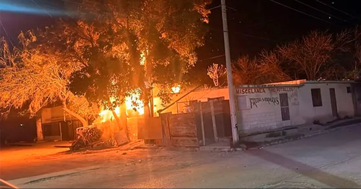Policía salva a mujer de 70 años que quedó atrapada en incendio en Torreón