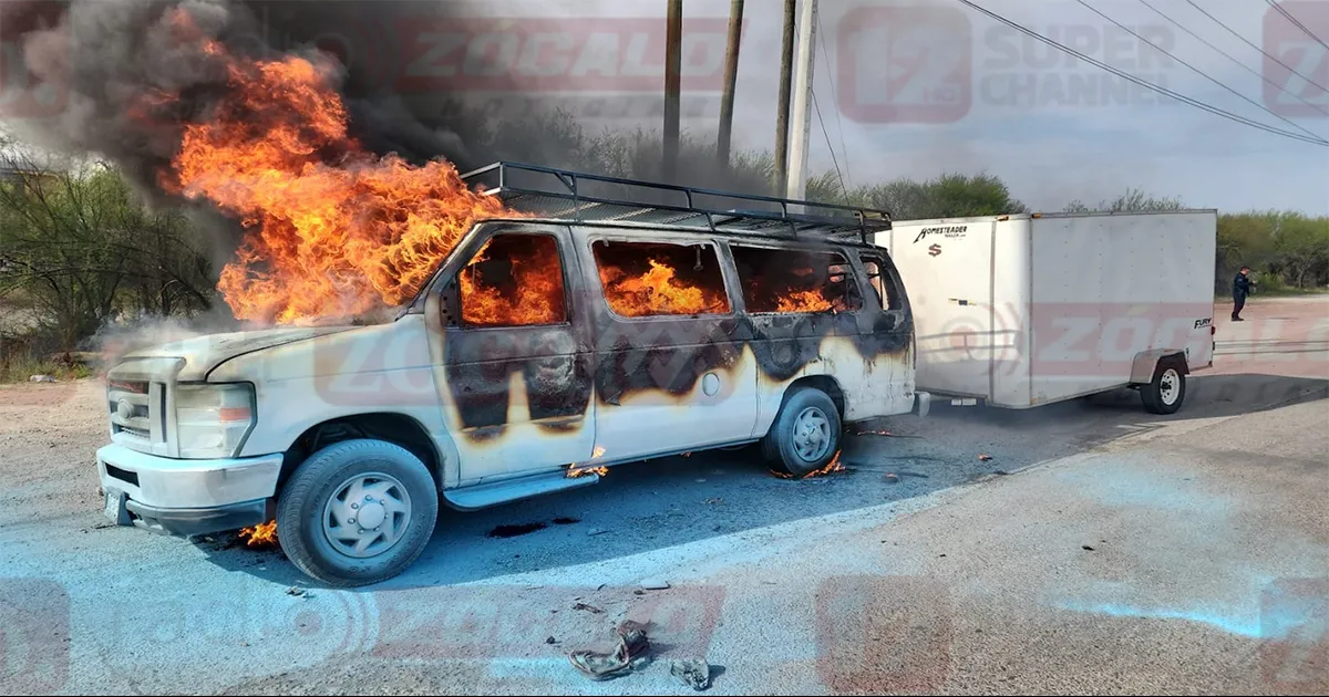 Se incendia camioneta en la carretera 57, fue pérdida total