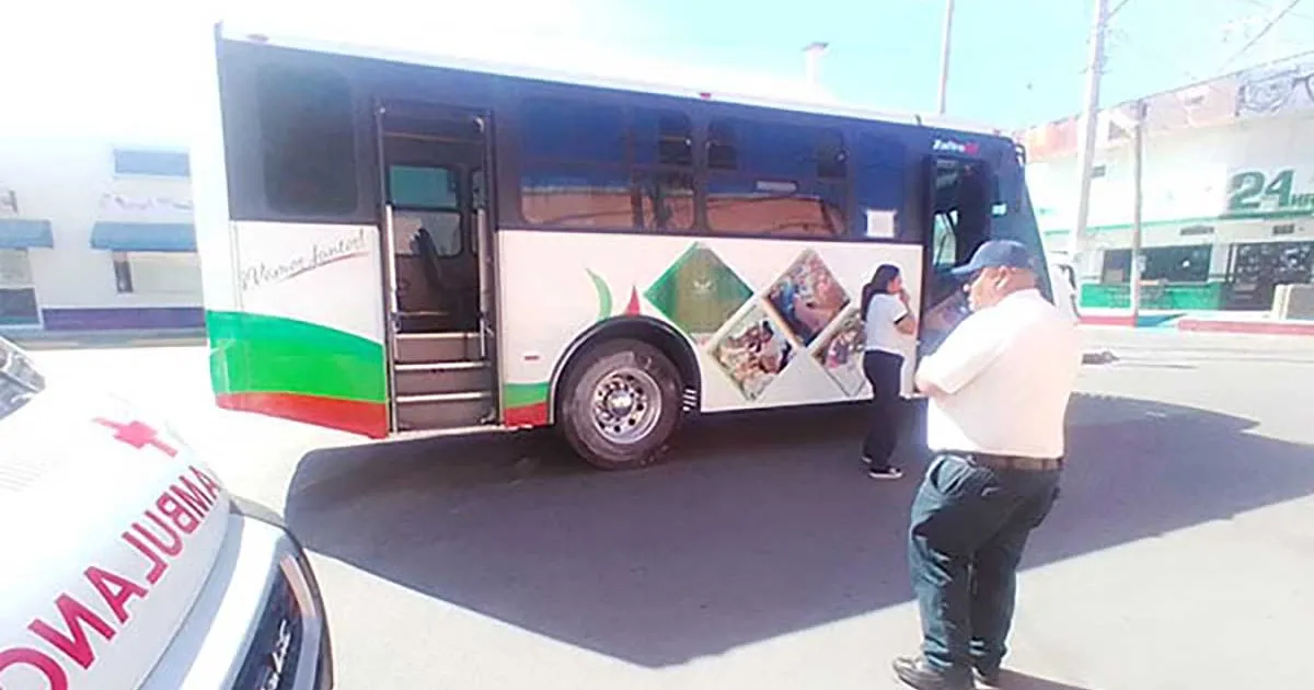 Conductor de camioneta Dodge Ram se impactó contra camión de transporte urbano.