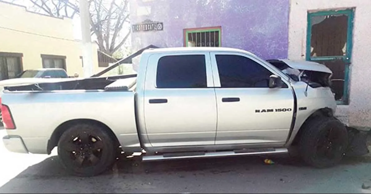 Una pick up Ram se estrelló con un camión urbano y las aseguradoras atenderán los costos.