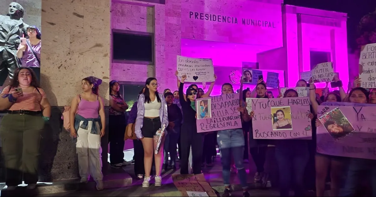 Al grito de "El presidente no me cuida, me cuidan mis amigas" entre otras consignas realizaron un recorrido por las calles principales de la ciudad