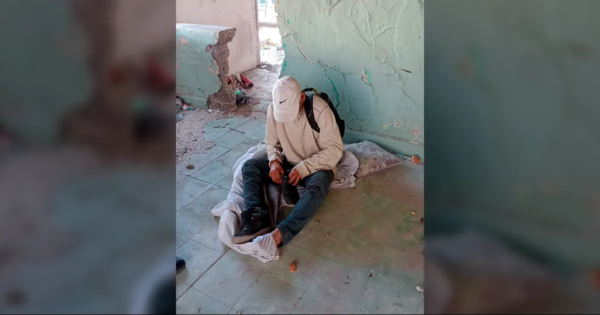 La persona se encontraba envuelta en una cobija al interior del domicilio.