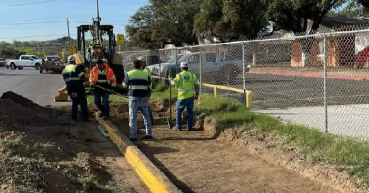 Construyen banquetas en zonas escolares de Eagle Pass