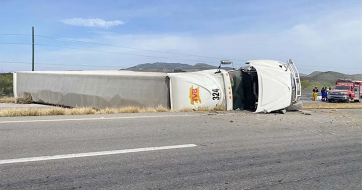 Al volcar, la pesada unidad quedó sobre la carpeta asfáltica obstruyendo ambos sentidos de la carretera