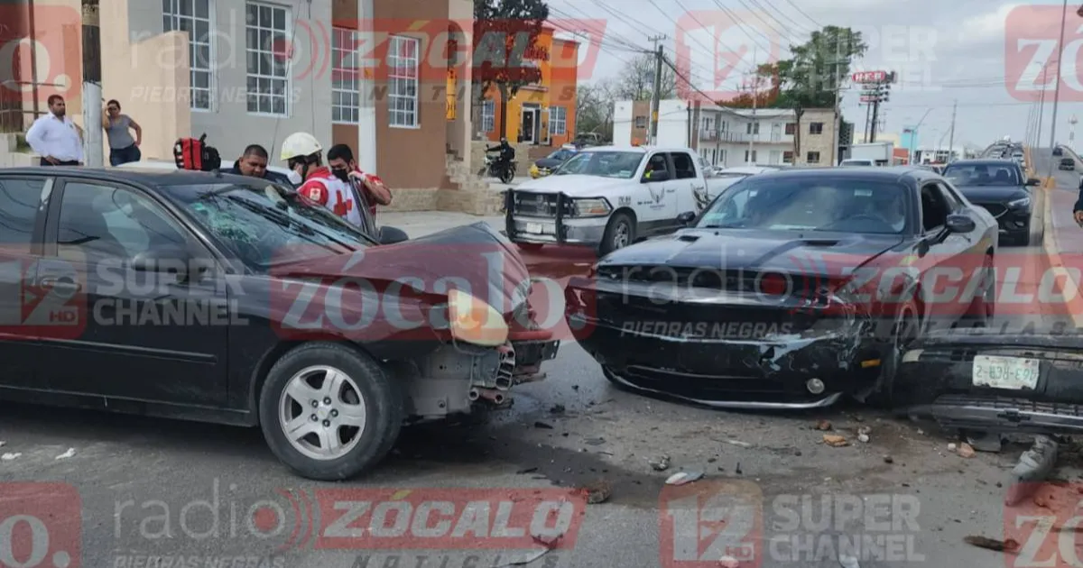 Uno de los vehículos participantes en el accidente fue a impactarse contra una palmera propiedad del municipio