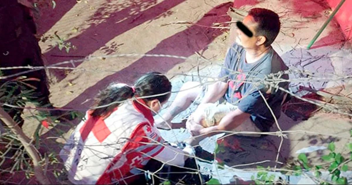 no se percató del alto en el lugar y se pasó, impactando contra un vehículo rojo