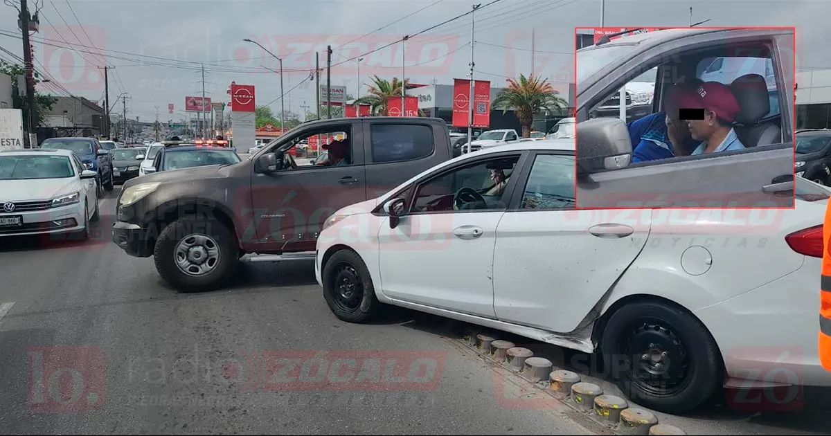 Choca por hacer “vuelta en U” en la avenida Lázaro Cárdenas.