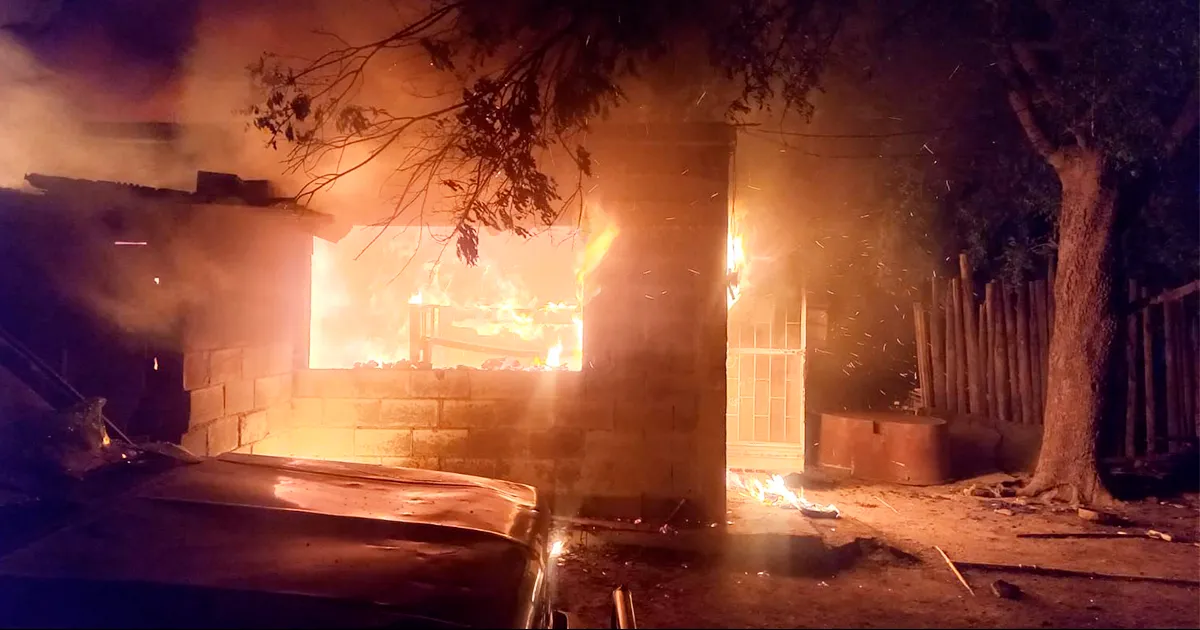 La madre de familia mencionó que sus hijos le tenían miedo a la oscuridad y dejó la veladora prendida