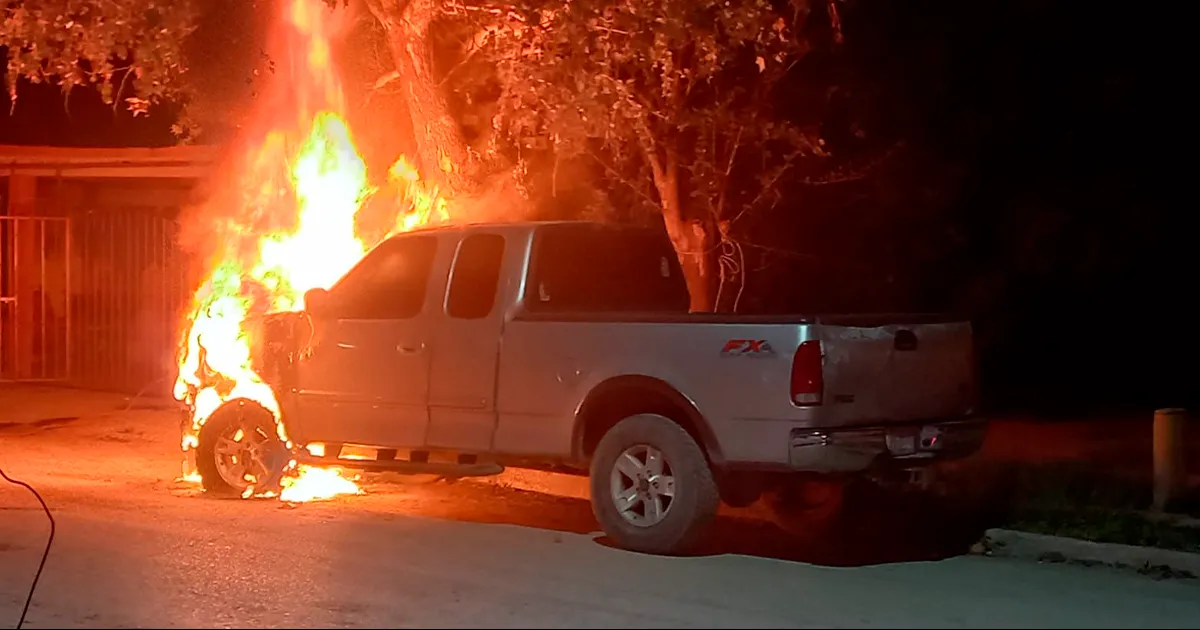 Se incendia una vehículo en Nava