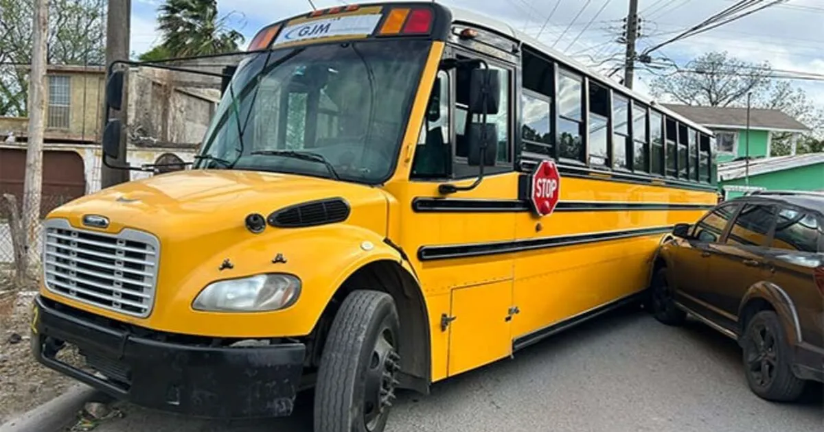 Se accidenta transporte de personal contra auto particular en Acuña