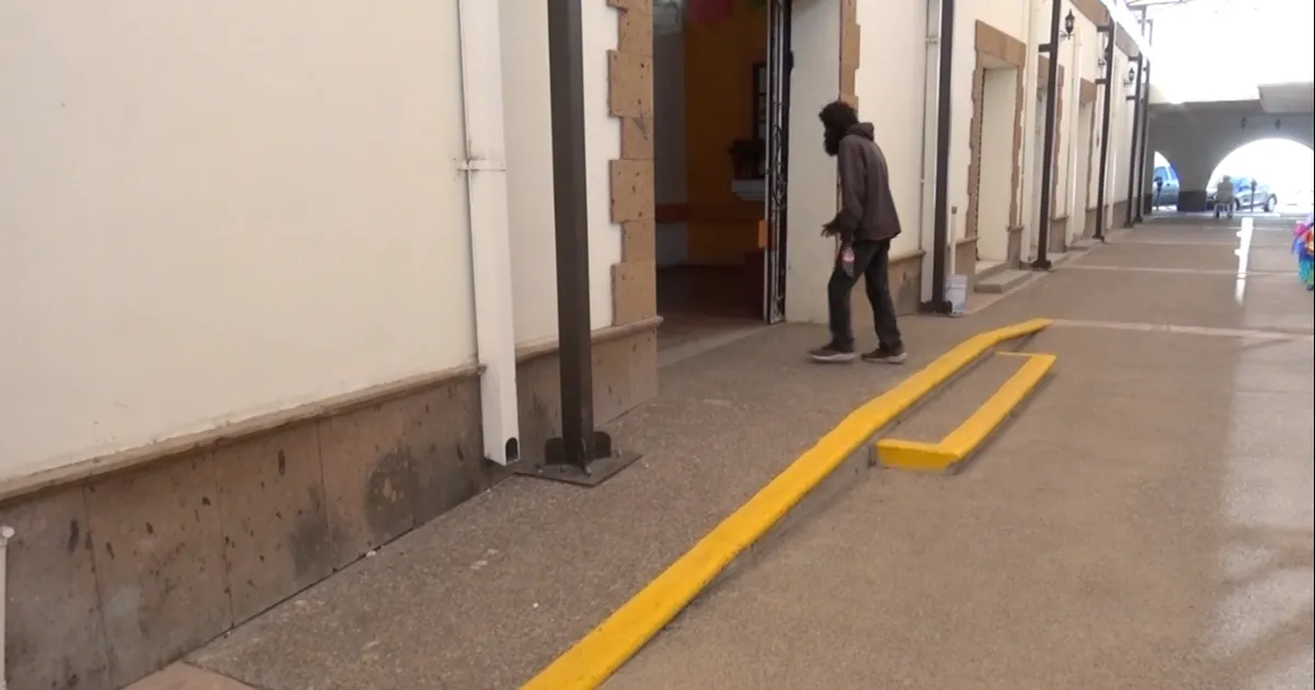 Varios visitantes expresaron que los cajones de estacionamiento para discapacitados requieren pintura