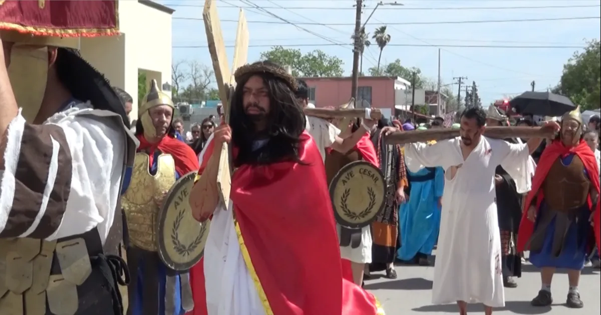El papel de Jesús fue representado por un miembro de la Pastoral Juvenil. Padre Pepe considera que el Viacrucis ayuda a evangelizar a la ciudadanía