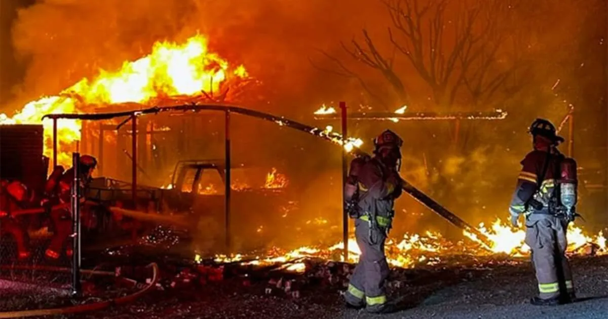 Se tuvo que evacuar a los residentes de las casas contiguas porque se temía que el fuego se extendiera por otras viviendas de Rosita Valley