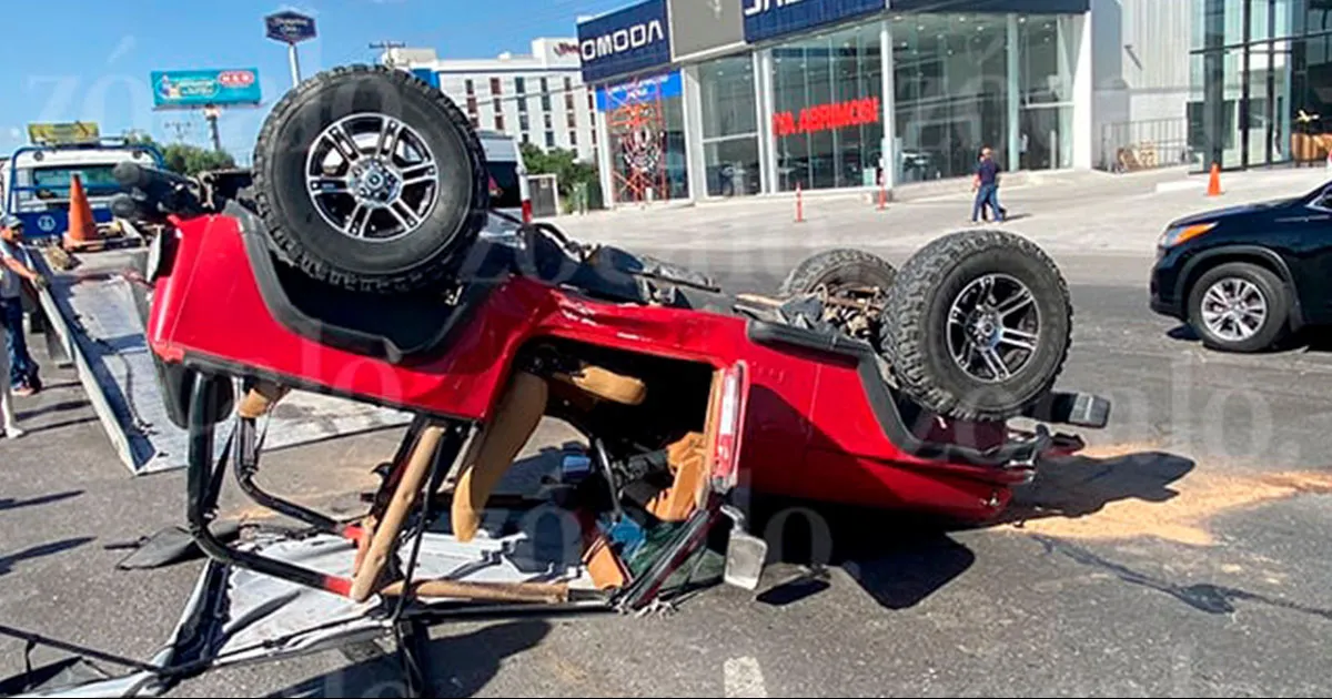 El accidente mantuvo afectada la circulación en ambos sentidos de la transitada vialidad, lo que generó intenso tráfico