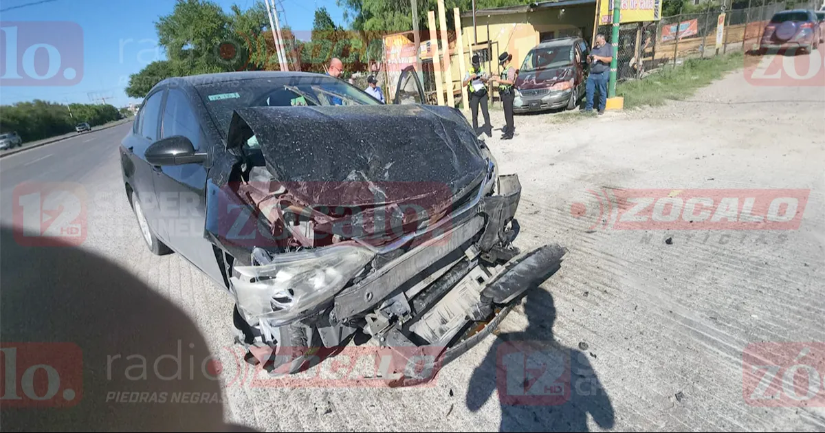 El impacto fue tan fuerte que la van terminó chocando dentro de un negocio.