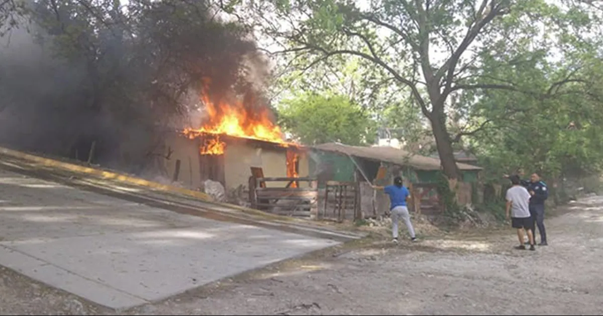 Al lugar acudió personal de Bomberos y de la dirección de Protección Civil quienes constataron que en la vivienda no se encontraban personas y por lo tanto no hubo personas lesionadas, únicamente cuantiosos daños.