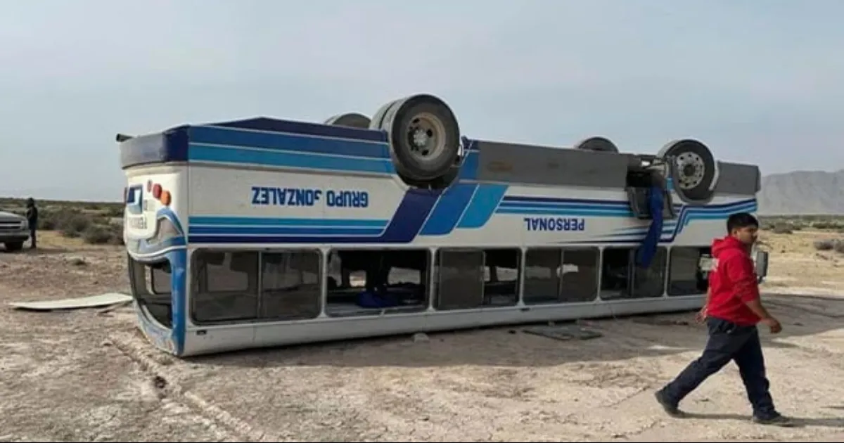 Vuelca camión de personal tras falla en carretera de Coahuila; hay más de 20 heridos