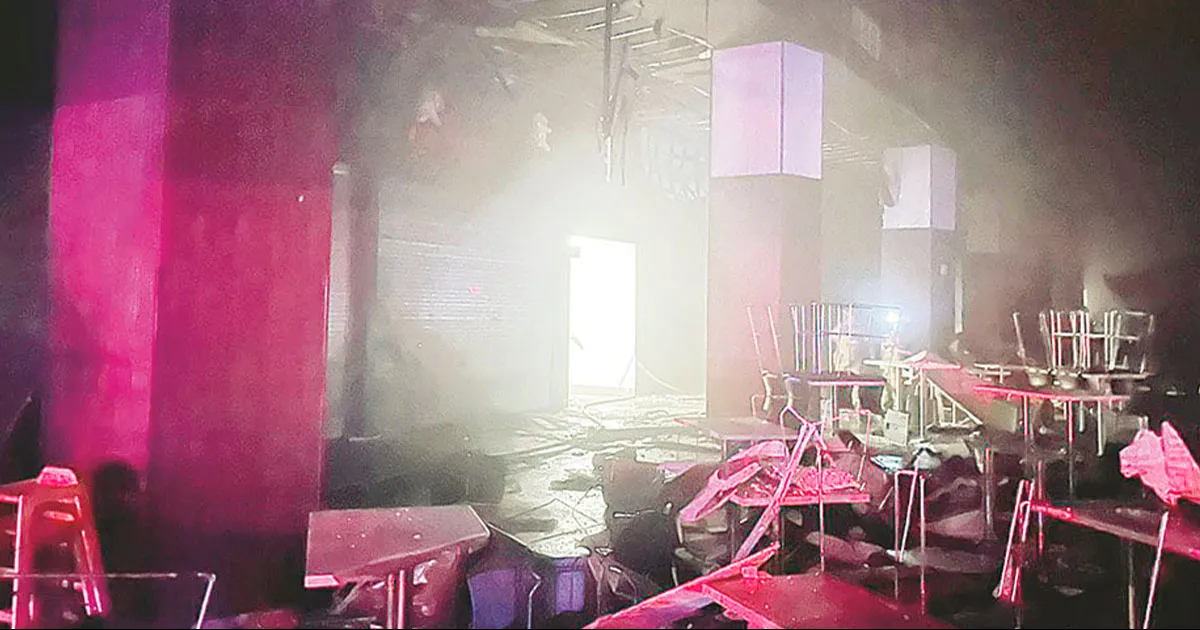 Arrasa fuego con negocios en el Mall de Monclova