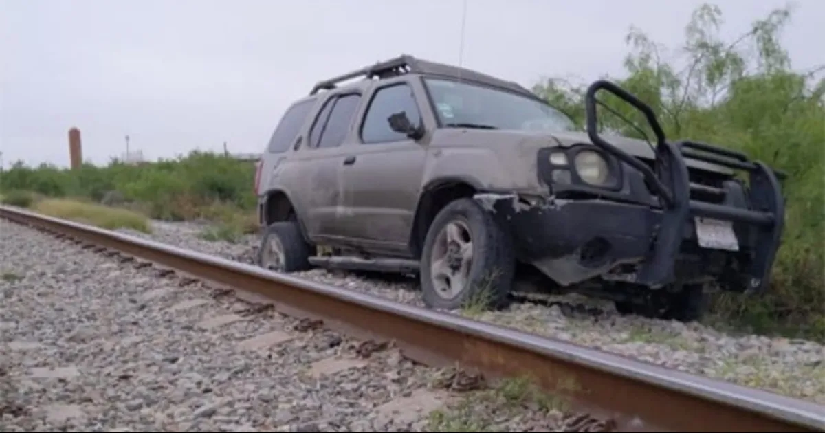 Embiste el tren vehículo que se descompuso sobre las vías en Piedras Negras