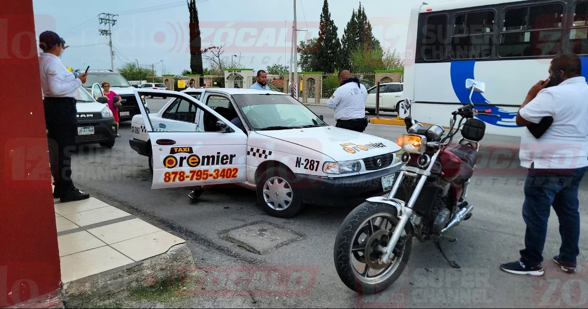 Taxista no respeta el derecho de vía e impacta contra pareja de motociclistas