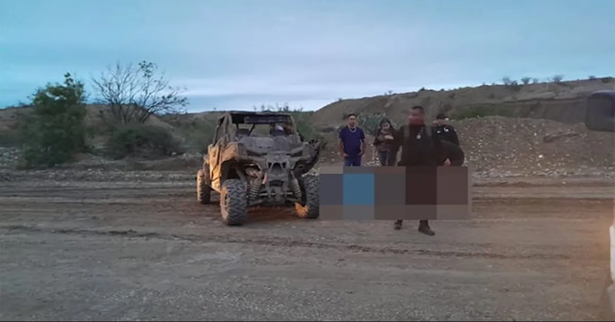 Pareja resulta lesionada tras volcar en RZR en el que se desplazaban en Nueva Rosita