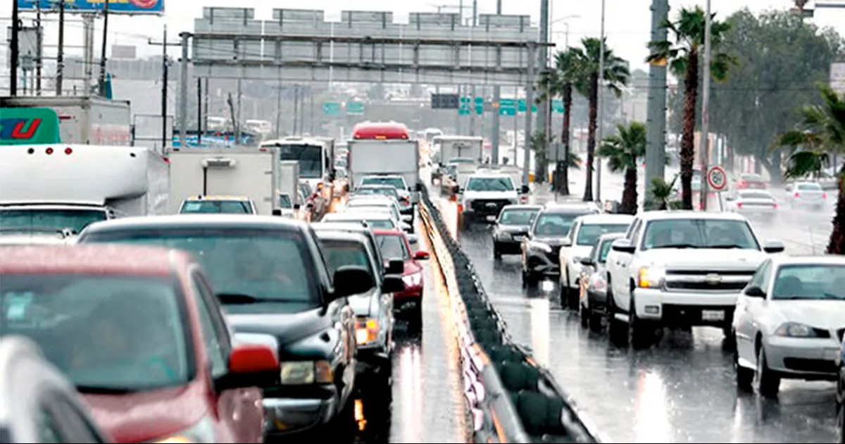 Asfixia el tráfico y sobrepasa arterias el arribo masivo de unidades a urbes como Saltillo y Torreón