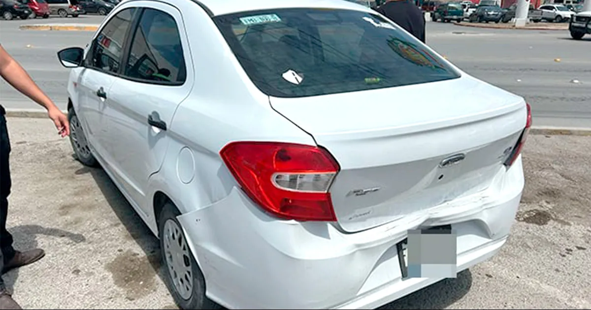 Impacta camioneta por alcance a vehículo en Acuña