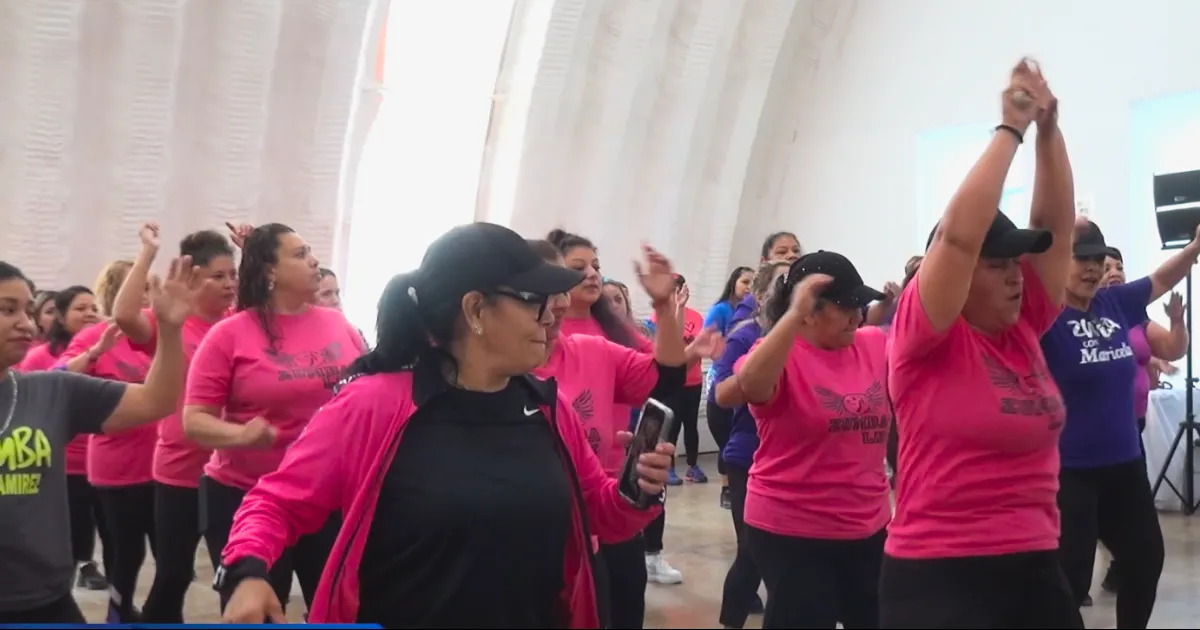 Alumnas de seis centros comunitarios realizan el “Zumbatón”