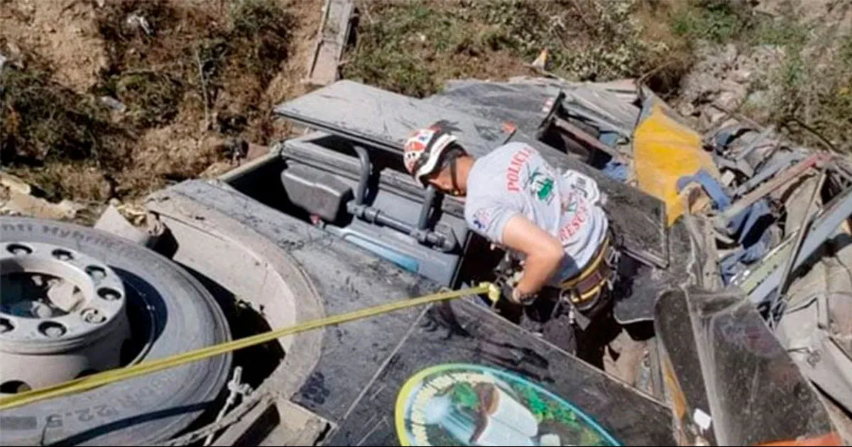 Autobús con pasajeros cae a un barranco, reportan varios muertos en Perú