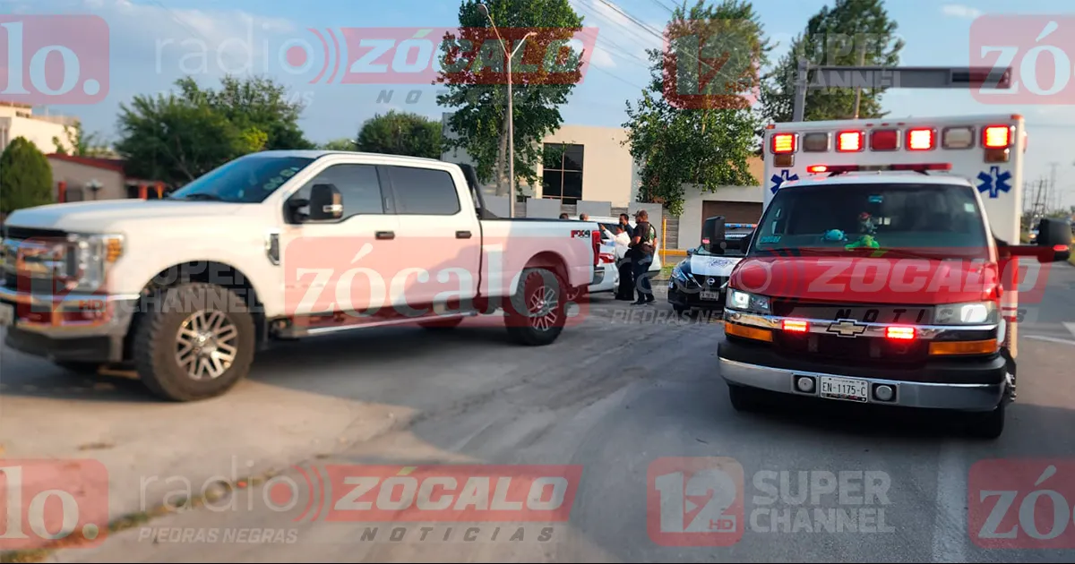 Les cierra el paso vial y choca; deja a una dama prensada