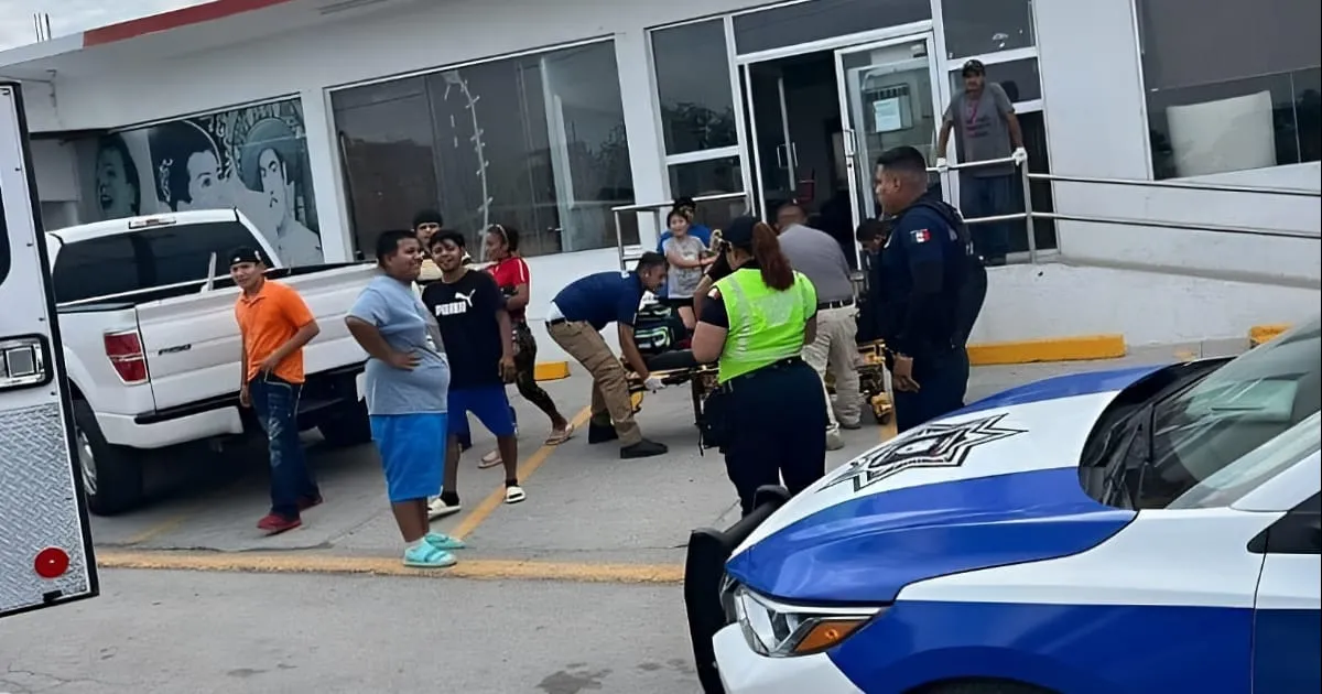 Mujer es arrojada por su pareja de un auto en movimiento