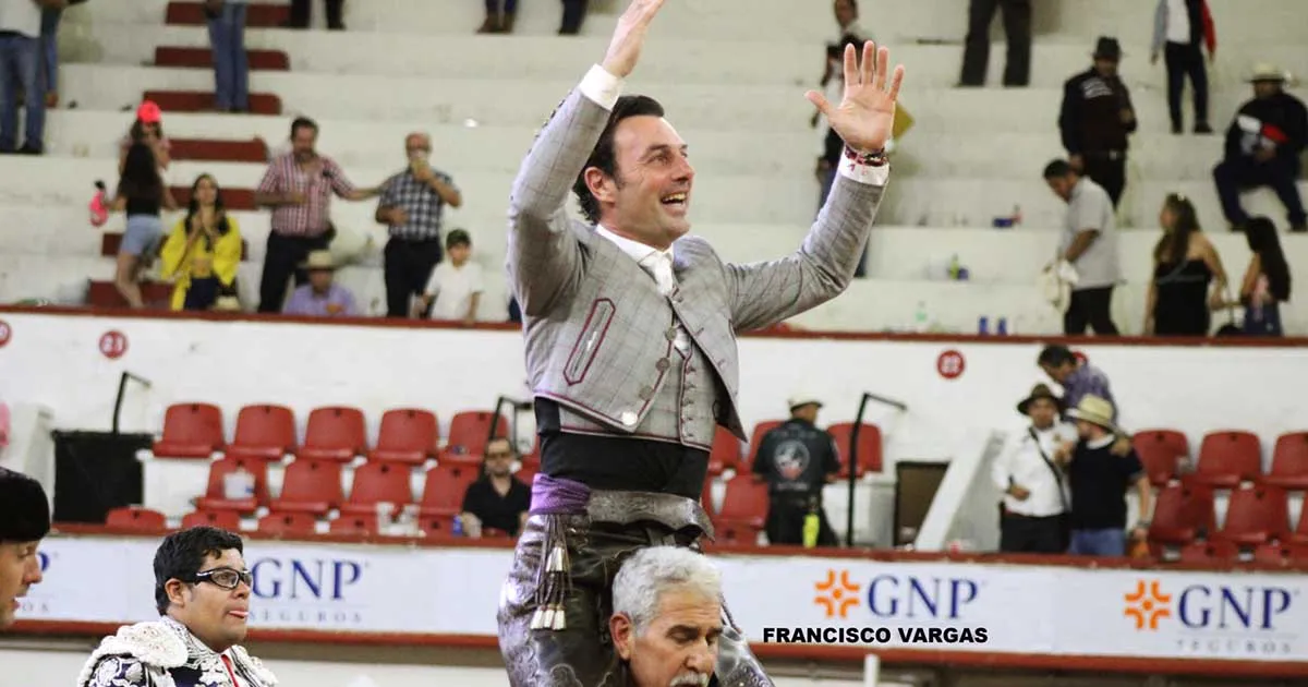 Andy Cartagena triunfa al cortar dos orejas y sale en hombros