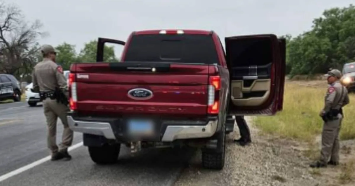 El menor de 16 años intentaba traficar con 4 indocumentados en una camioneta robada