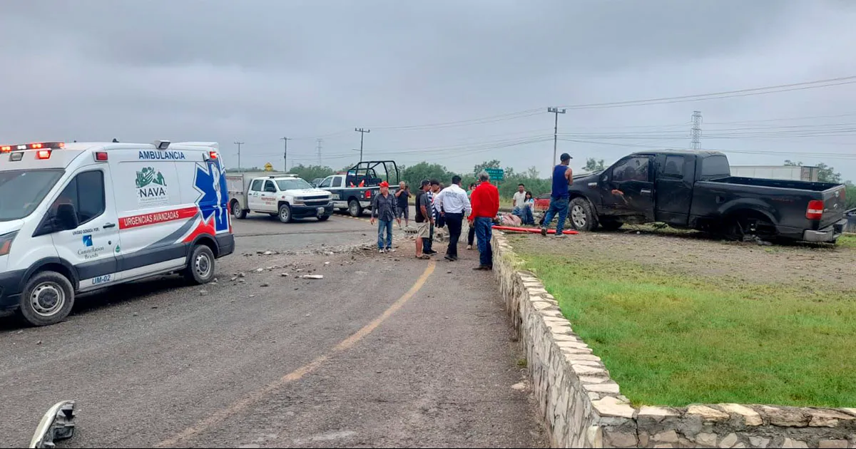 La vialidad estuvo momentáneamente cerrada en el acceso a la cabecera municipal para las maniobras de retiro del vehículo accidentado.