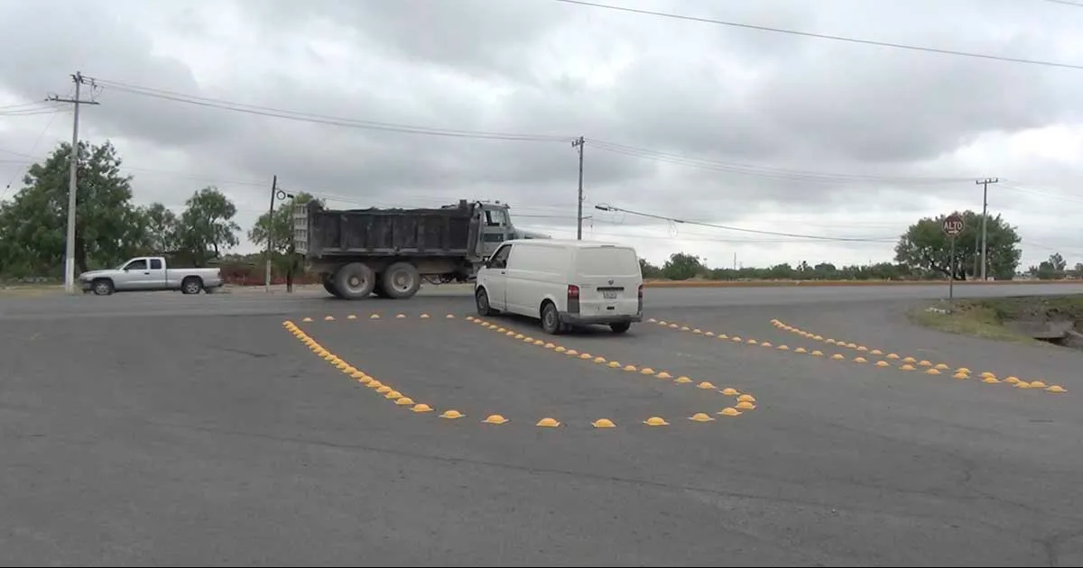 Acceso y salida de la colonia se ha convertido en un conflicto vial, que ni siquiera los reductores de velocidad pudieron resolver