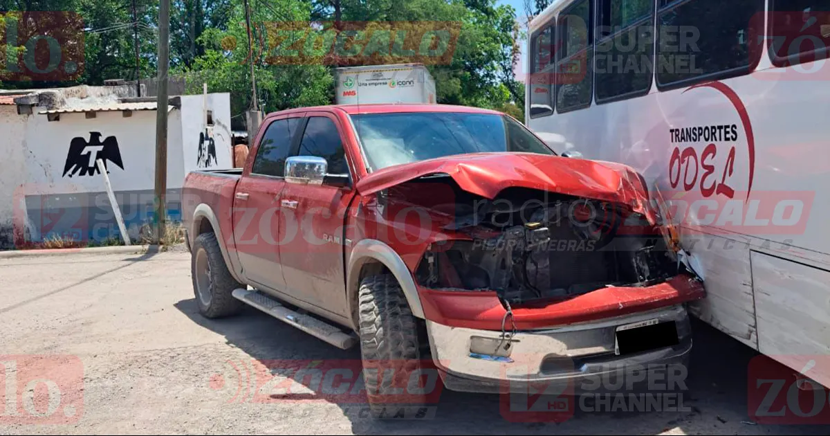 Impacta contra un camión de transporte; no deja heridos