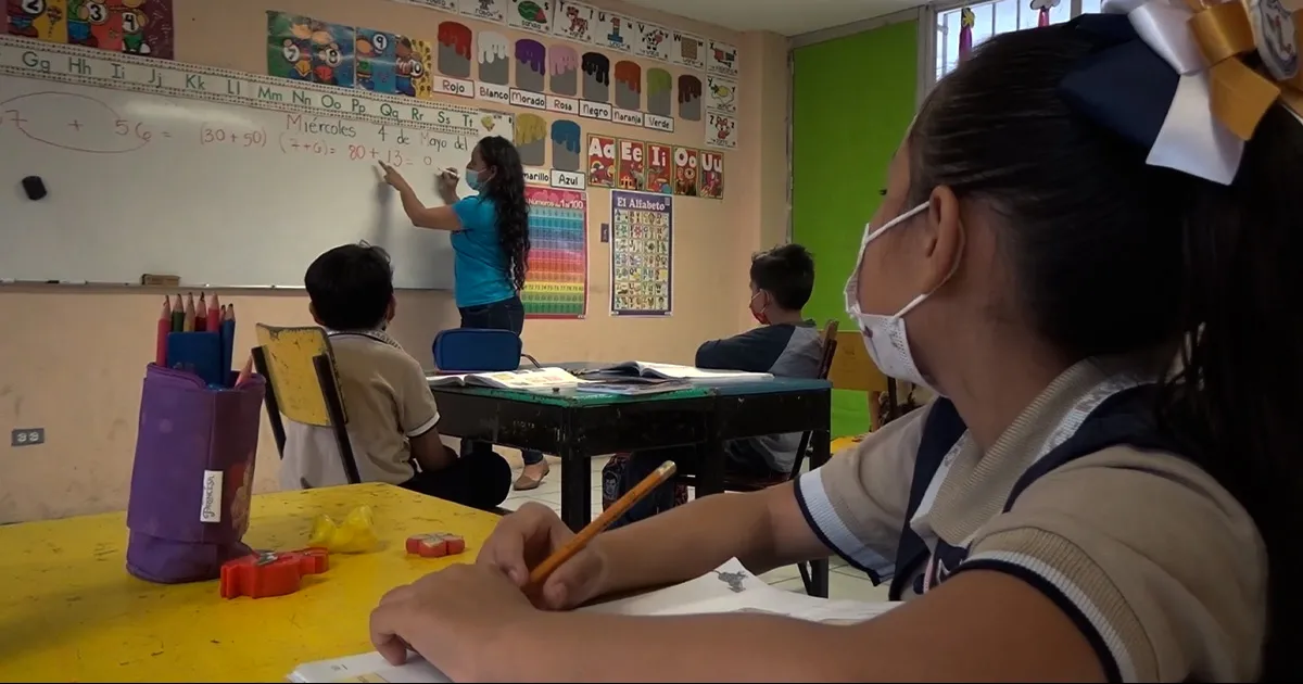 Se reconocerá a docentes que llevan de 30 a  50 años de servicio