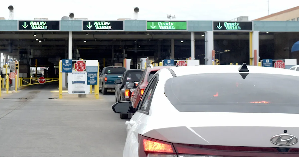 Los entregó al Departamento del Sheriff porque tienen orden de arresto en distintas partes de Texas.