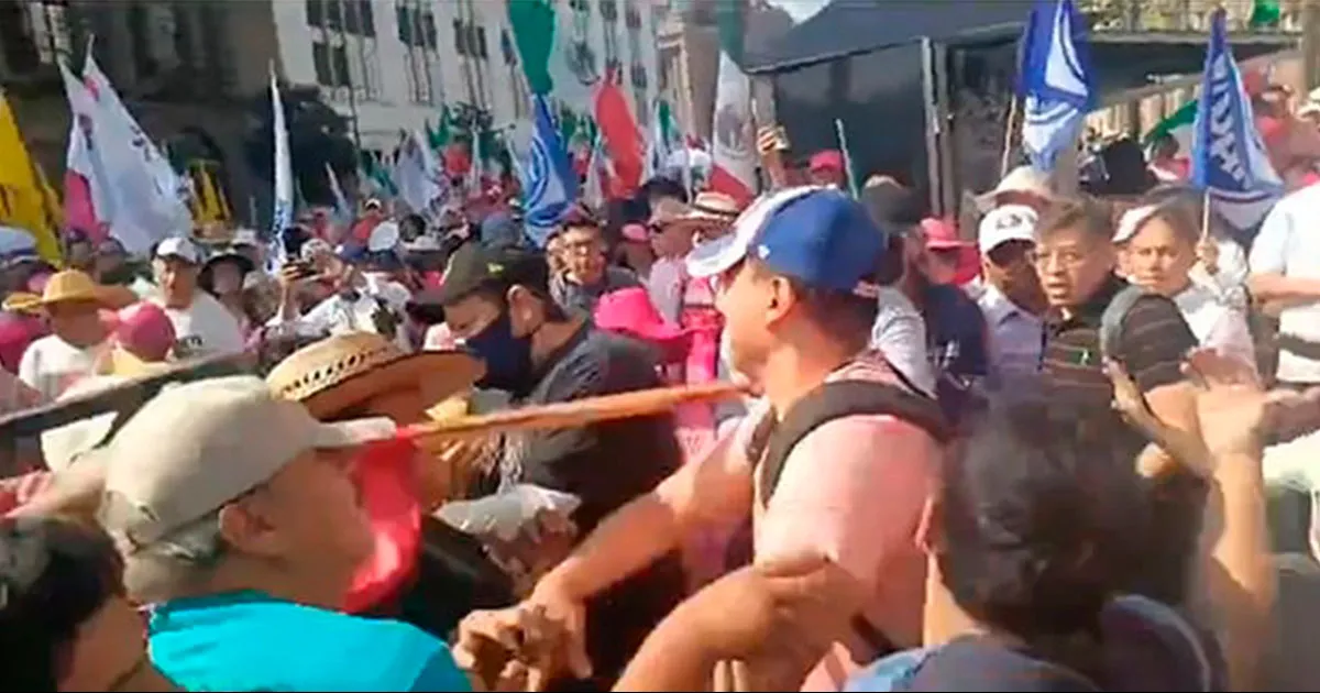 Ciudad de México.– Integrantes de la Coordinadora Nacional de Trabajadores de la Educación (CNTE) se enfrentaron con los asistentes a la marcha de la Marea Rosa en la plancha del Zócalo de la capital, debido a que intentaron quitar las vallas donde estaban los docentes para instalarse en su lugar.