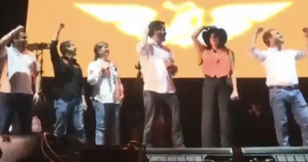 El momento quedó grabado durante la transmisión en vivo de este evento a través del Facebook de la candidata