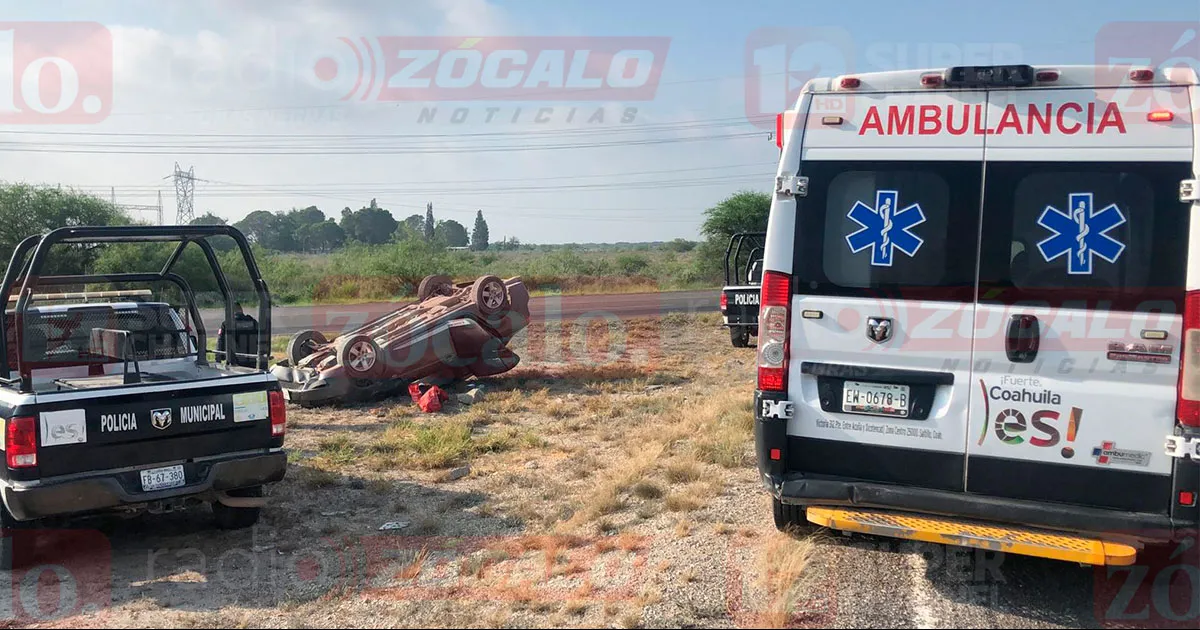 Falla mecánica provoca volcadura en la carretera 57