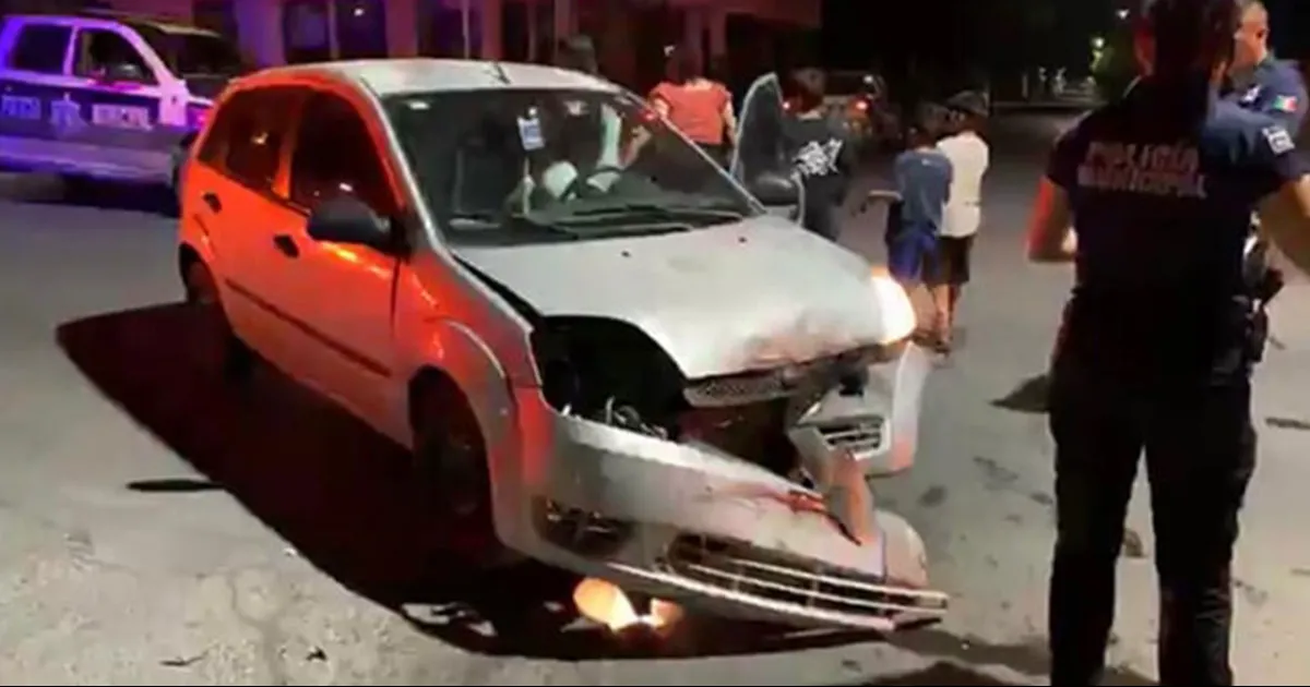 Estrella su camioneta contra un auto compacto en Acuña