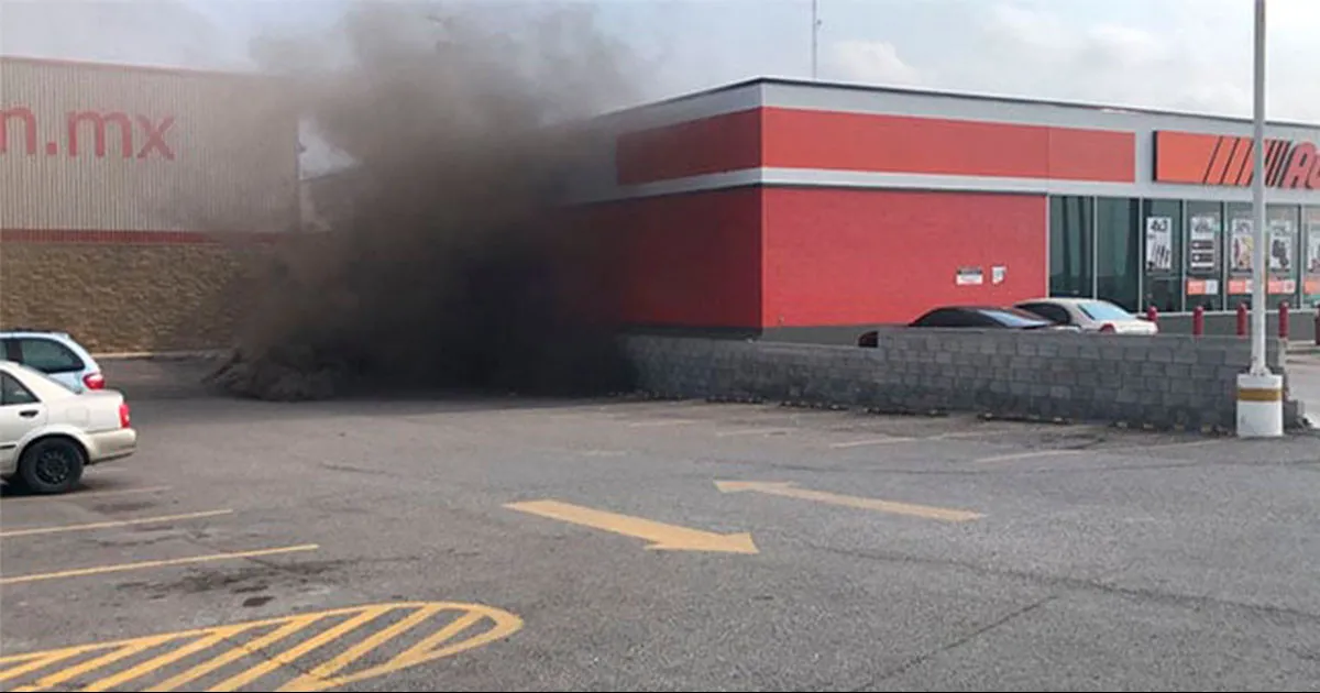 Moviliza a Bomberos incendio en alcantarillas de City Club y AutoZone en Piedras Negras
