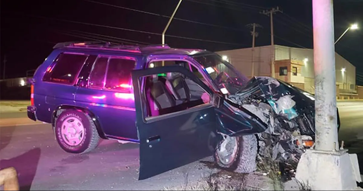 Destroza su auto al chocar contra un poste en Acuña